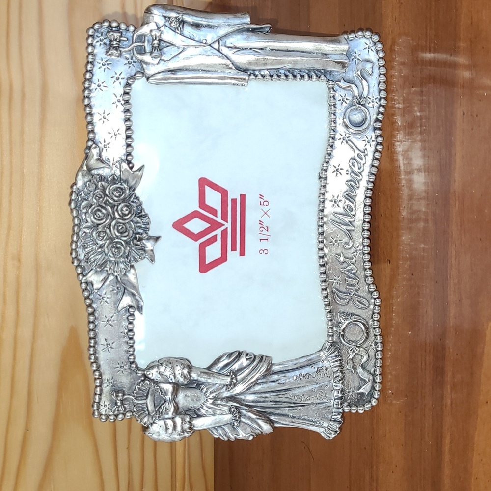 NWT "Just Married" Wedding Photo Picture Frame Silver Victorian Bride & Groom